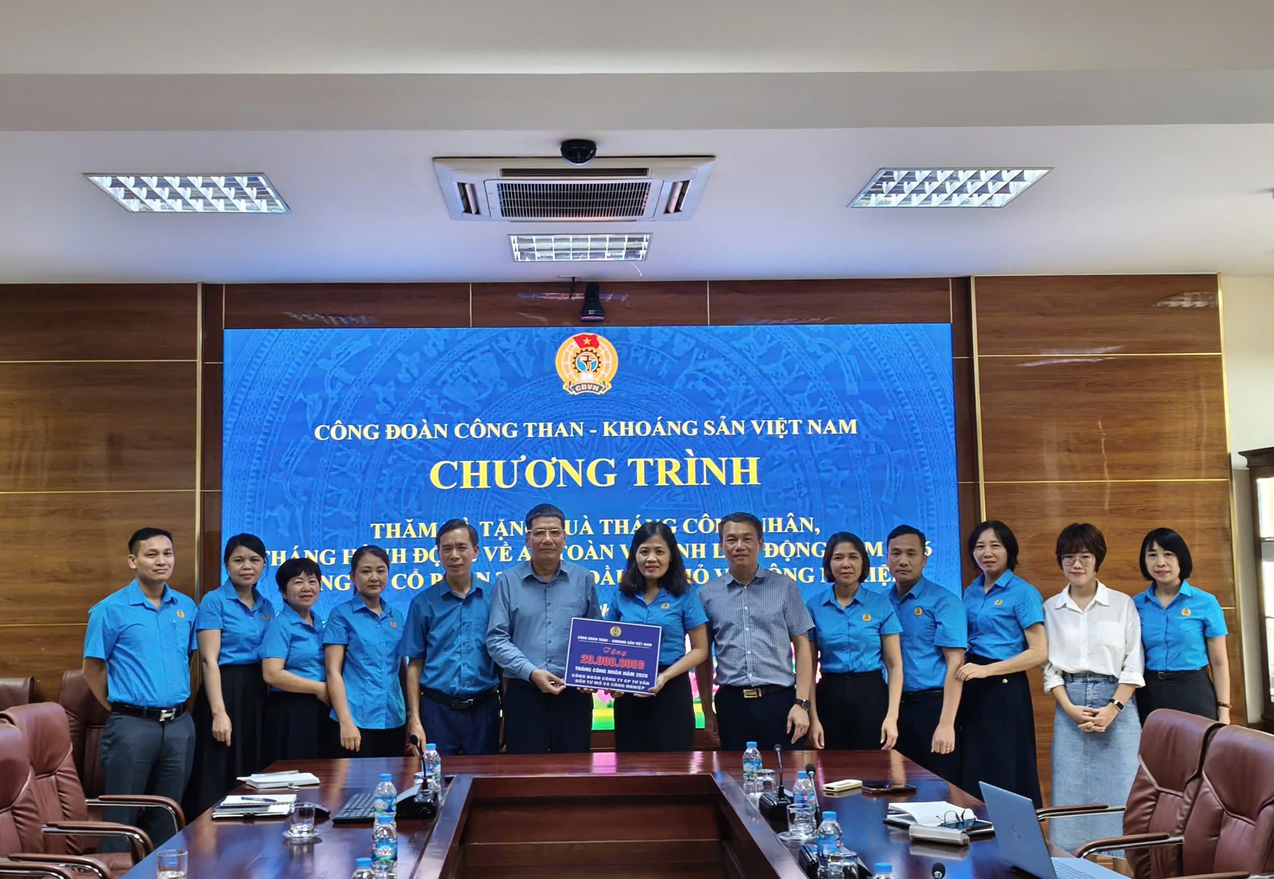Công đoàn TKV thăm, tặng quà đoàn viên, người lao động Công ty cổ phần tư vấn đầu tư mỏ và công nghiệp -Vinacomin 