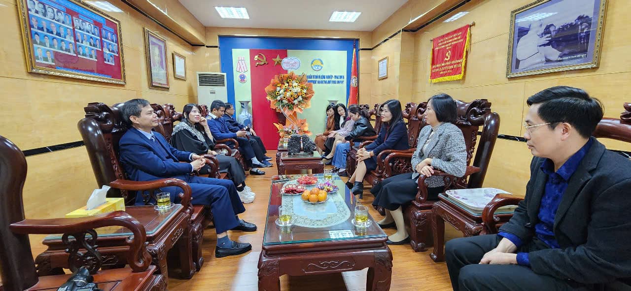 Lãnh đạo Công ty tặng hoa chúc mừng Ngày Quốc tế Phụ nữ 8/3